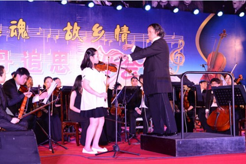 华人指挥家汤沐海回福建追思著名导演汤晓丹