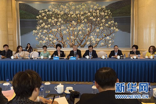 6月3日，裘援平在第八届世界华侨华人社团联谊大会上与侨领对话。
