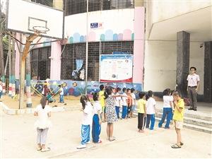 中国侨网新阳希望学校的学生在狭小的水泥地操场上，准备上体育课。