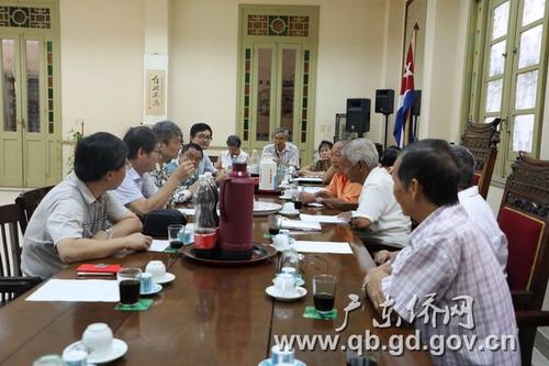 中国侨网访问团与古巴中华总会馆座谈。