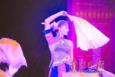 中国侨网香蜜湖国际社区嘉年华活动上，金发碧眼的西方少女跳起了扇子舞。     受访机构供图