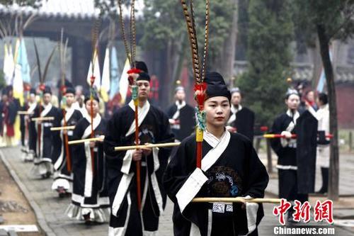 中国侨网农历戊戌年冬至祭孟大典22日在孟子故里山东邹城举行，身着古装的舞生引领参加释奠礼人员入场。　沙见龙　摄