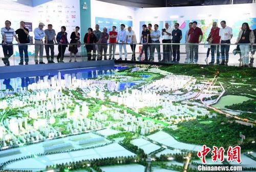 中国侨网图为5月30日，代表团一行参观福州滨海新城规划馆。　张斌　摄