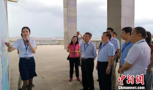 中国侨网图为致公党中央调研组在平潭海峡公铁两用大桥建设现场调研。　申家驹　摄