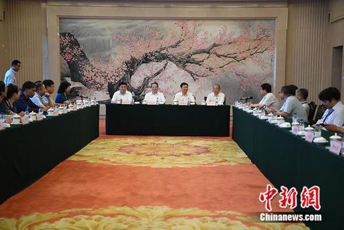 中国侨网9日下午,归侨侨眷知识分子国情考察活动座谈会在长春召开。张瑶 摄