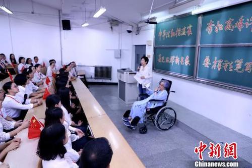 中国侨网叶嘉莹为来自全国各地的参赛青年教师“吟诵”授课。 张道正 摄
