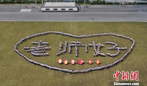 中国侨网教师节前夕，扬州600名学生在操场拼出“老师好”字样和爱心图案献礼教师节。　孟德龙　摄