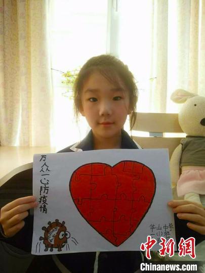 中国侨网安琪尔上小学一年级，巴州森林消防支队一级指挥员达布希拉图的女儿，通过绘画为战疫情助力。　孙康康　摄