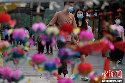 中国侨网游客在南京夫子庙景区内参观。　泱波　摄