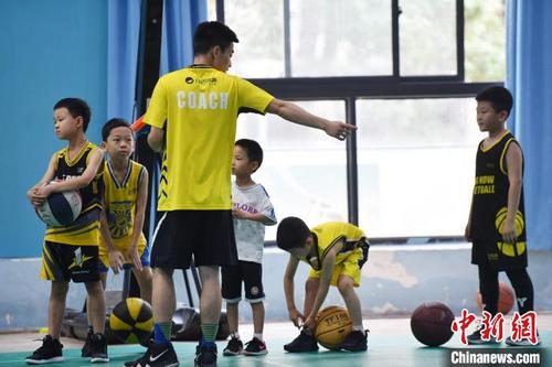 中国侨网上篮球课的孩子。　张浪　摄
