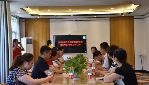 中国侨网在“侨胞之家”活动室听取社区负责人汇报