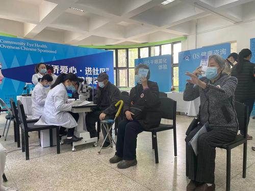 中国侨网图说：育新花园社区的居民在进行视力检查。金旭 摄