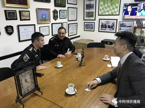 中国侨网驻阿根廷使馆参赞王晓林会见布省警察局负责人。
