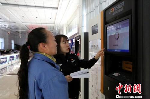 中国侨网图为嘉峪关市出入境管理局工作人员正在为旅客讲解流程。　韩培润　摄