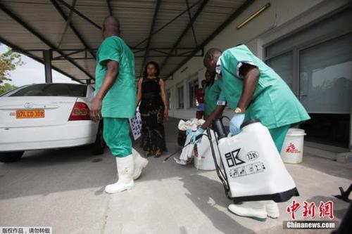 中国侨网资料图片：刚果民主共和国金沙萨的卫生防疫人员在喷洒药水以抑制埃博拉病毒。