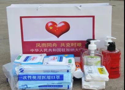 中国侨网每份健康包内有医用口罩、洗手液、消毒纸巾、维生素C泡腾片等防疫用品及食品。（图片来源：中国驻加纳使馆微信公众号）