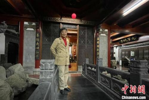 中国侨网4月26日，万粹楼博物馆创始人、馆长万仁辉站在博物馆内。　张晨翼　摄