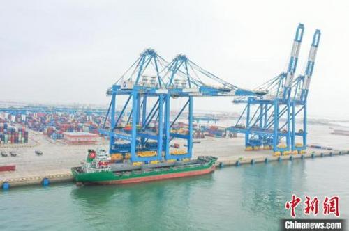 中国侨网航拍钦州自动化集装箱码头。陈冠言摄