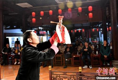 中国侨网华文媒体代表们观看布袋木偶表演。吕明 摄