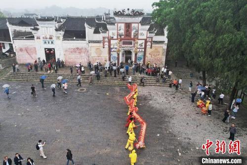 中国侨网东盟国家媒体记者走进荆坪古村。　杨华峰　摄