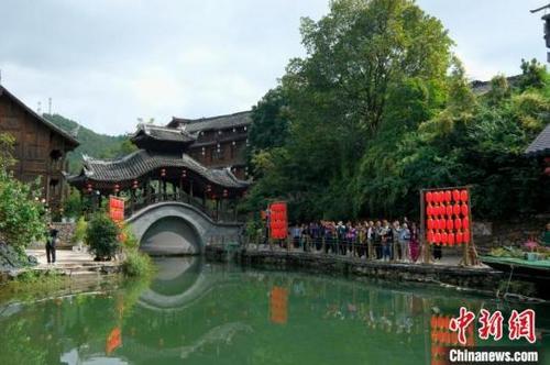 中国侨网10月28日，海外华文媒体一行游访黔东南州下司古镇。徐雁摄。