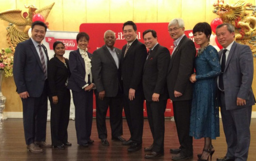 中国侨网(左起)董晗鹏、Juanita Nathan、黄素梅、Aluin Curling、陈圣源、Brad Duguid、李振光、陈焕玲、李国贤。（加拿大《世界日报》/王雅宜 摄)