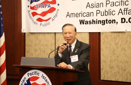中国侨网APAPA创办人尹集成,在华府分会成立晚宴上发言。(美国《世界日报》/罗晓媛 摄)