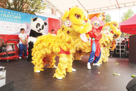 传统的醒狮跳出时尚的“江南Style”。（加拿大《明报》/陈志强