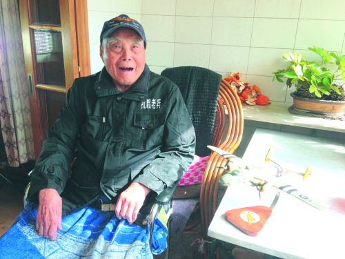 “飞虎队”老兵何其忱是中美混合联队指挥所中参与制定作战计划的第一个中国人,并获得过美国空军颁发的二级战斗勋章。(美国《侨报》/张涵
