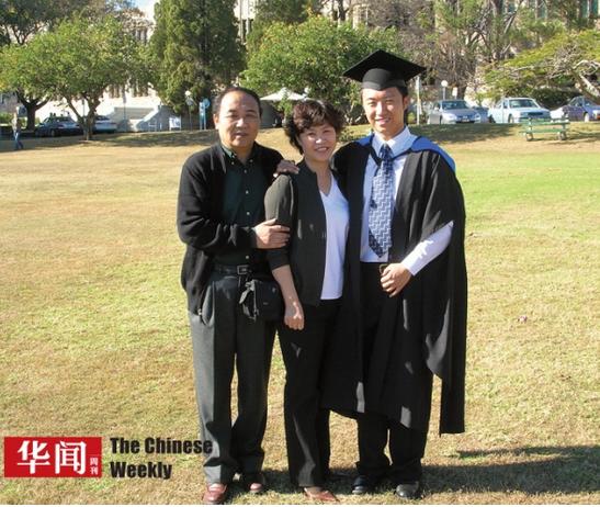 焦明（左）和他的家人。（英国《华闻周刊》）