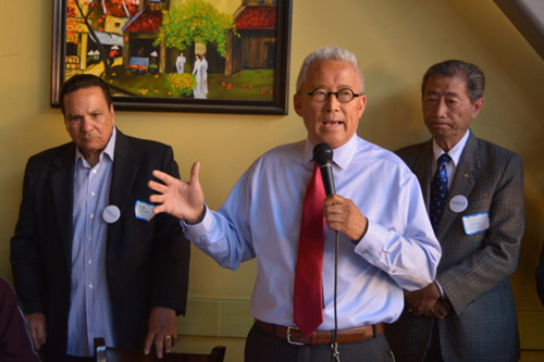 关道进(中)的参选口号之一,就是“做奥克兰需要的呆子”。呆子意味着投入所有精力专注于市议员的工作,改变奥克兰,让城市变得更安全、整洁,更尊重每个人。(美国《世界日报》/刘先进