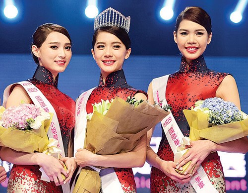 冠军林宣妤(中)、亚军程爱玲(左)以及季军徐苑绮(右)。(马来西亚《光华日报》)