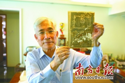 中山籍爱国华侨、同盟会会员陈秉心的外孙李业飞向记者展示他珍藏的玻璃底片。（南方日报记者
