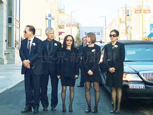 中国侨网妹妹白燕（中）与白人夫婿（左）及媳妇（右），参加白兰遗体火化前仪式。（美国《世界日报》档案照片/李秀兰 摄）