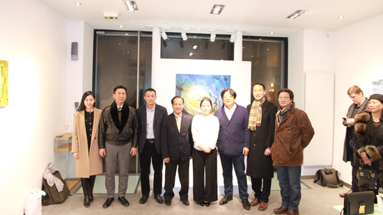 李由(左3),"明宝斋"陆氏兄弟古董行董事长陆俊(右2)等在画展开幕式上