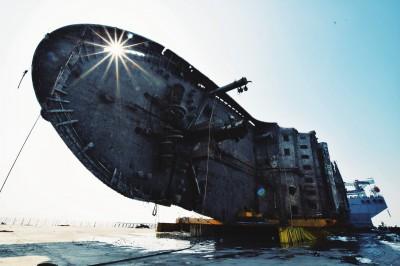 中国侨网3月26日,“世越号”静静地躺在半潜驳上。(上海打捞局供图)