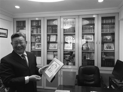 中国侨网沙祖康书橱上摆放着一张陌生网友的素描，上书“副秘老头，敢喊敢吼，坦真性情，鲜活自由”。 韩飞 摄