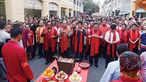 中国侨网槟首长林冠英和中国驻槟副总领事储开旻等人,一起拜祭.