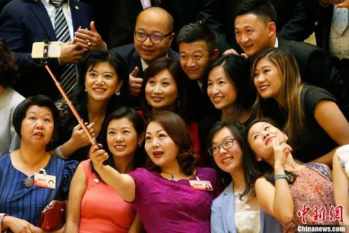 中国侨网第十一届世界华裔杰出青年华夏行在北京开幕，华裔杰出青年代表自拍留念。中新社记者 韩海丹 摄