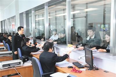 中国侨网北京首都国际机场海关接单审核现场