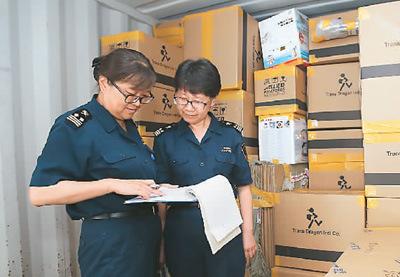 中国侨网北京海关关员正在查验分离运输行李  图片来源：北京海关