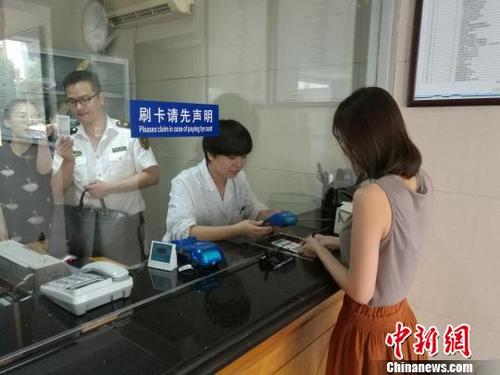 中国侨网图为：出国人员体检现场。　虞莹莹　摄