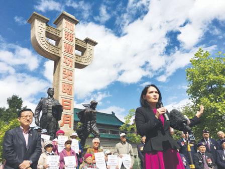 中国侨网今年6月，关慧贞与退伍军人及一众华裔小区人士出席反对奇化街105号计划。