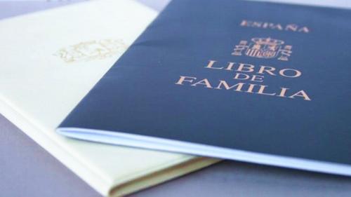 旅西华人为新生儿子取名复姓办理护照遇到难题 