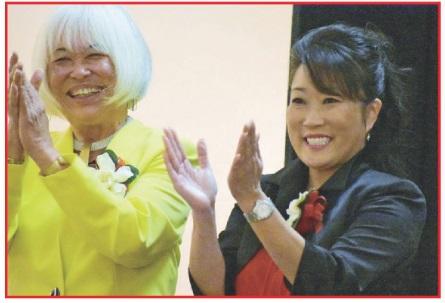 中国侨网华裔刘丽莎(右)宣誓上任南旧金山市长,日裔松本为副市长,创下该市两重要职位均为亚裔妇女的新记录。(美国《世界日报》)