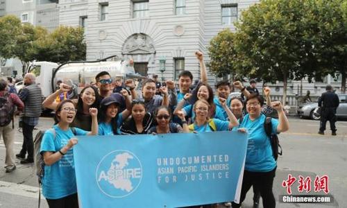中国侨网美国旧金山亚太裔无证移民参加示威抗议活动。 中新社记者 刘丹 摄