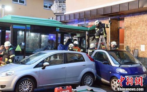 中国侨网据外媒报道，当地时间1月16日，德国南部城镇埃伯巴赫一辆校车撞上一家商店，造成数十人受伤，其中多名儿童伤势严重，或有生命危险。  据报道，德国警方称，这起事件发生早上七点过后不久，尚不清楚事故发生的原因，警方正向校车司机询问情况。  有媒体称，此次事故导致逾40人受伤，多名儿童伤重。不过警方消息称，目前有约20人受伤，5名儿童伤势严重，可能有生命危险。事故发生时，校车处于满载状态。警方未具体说明车上共载有多少名儿童。