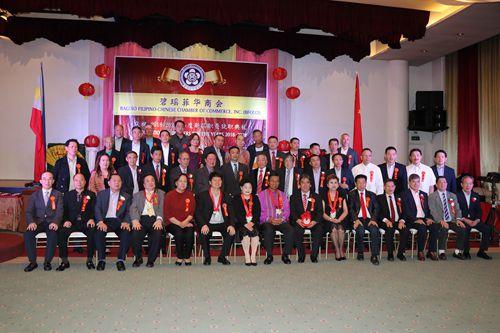 中国侨网王建群与商会新一届理事会成员合影。