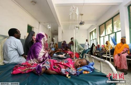 中国侨网资料图：索马里首都摩加迪沙当地一所医院内，民众在接受治疗。