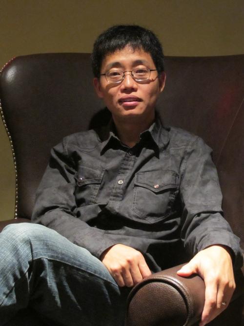 中国侨网首位进入白宫演出的华裔喜剧演员黄西，放弃博士头衔，选择站在聚光灯下的生活。（美国《世界日报》资料图）